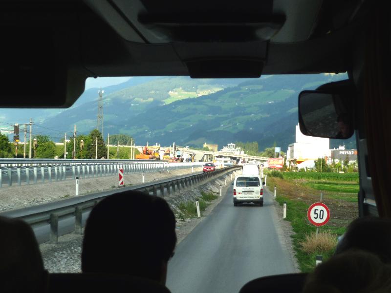 090_P1300591.JPG - Auf dem Weg zum Abendessen mit dem Bus lernen wir die Baustellen von Innsbruck kennen